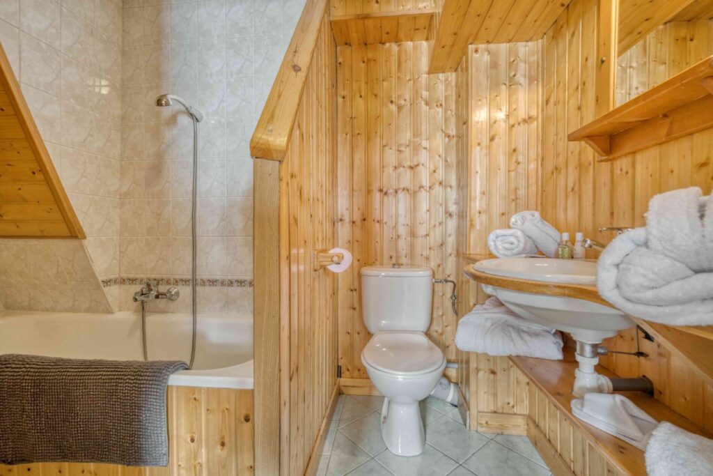 1625068508Ensuite 1st floor chambre double bed 1 min 1024x683