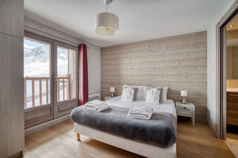 17121539772.Masterbedroomensuitewithview 768x510