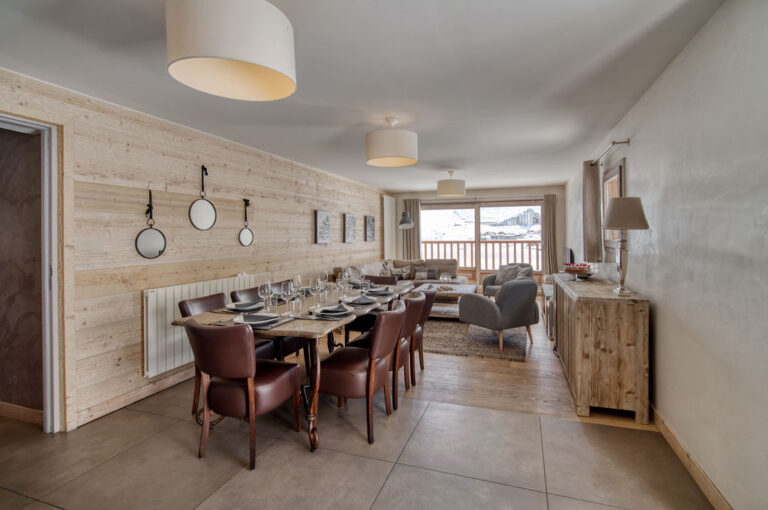 17121539775.Diningtable 768x510