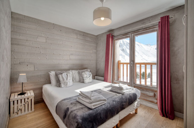 17121539777.Bedroom2 768x510