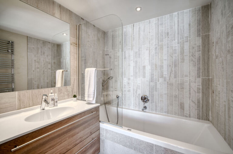 17121539778.Masterbedroomensuitebathroom 768x510