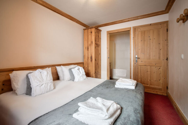 17121645626.Bedroom1 768x510