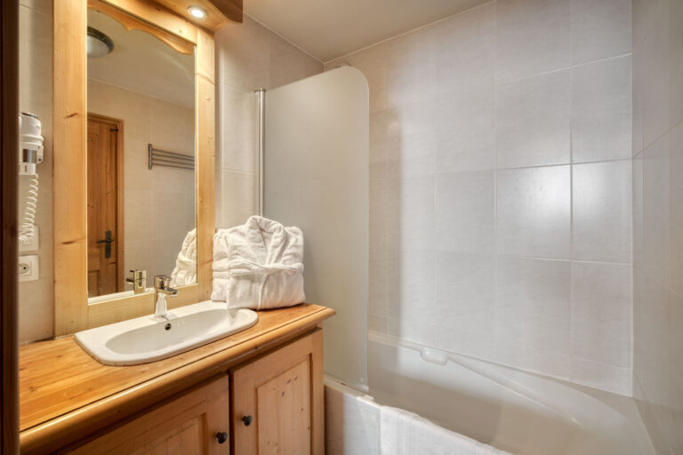 17121645627.Bathroom1 768x512